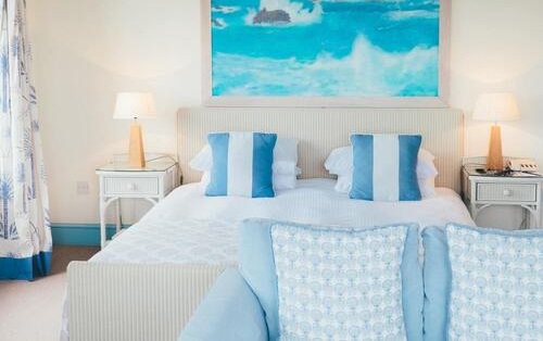 Image de la chambre d'hôtel montrant un lit