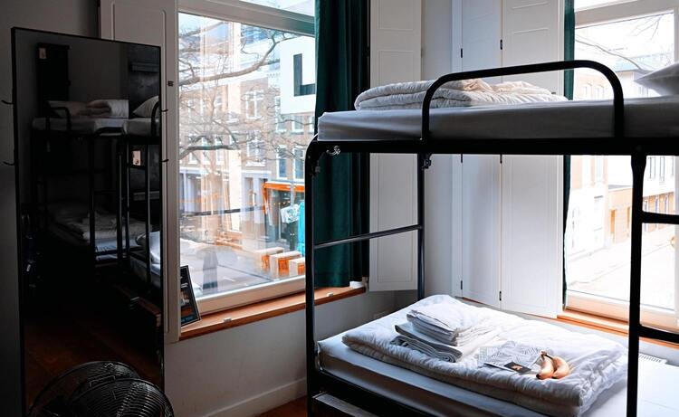 Image de la chambre d'hôtel montrant un lit